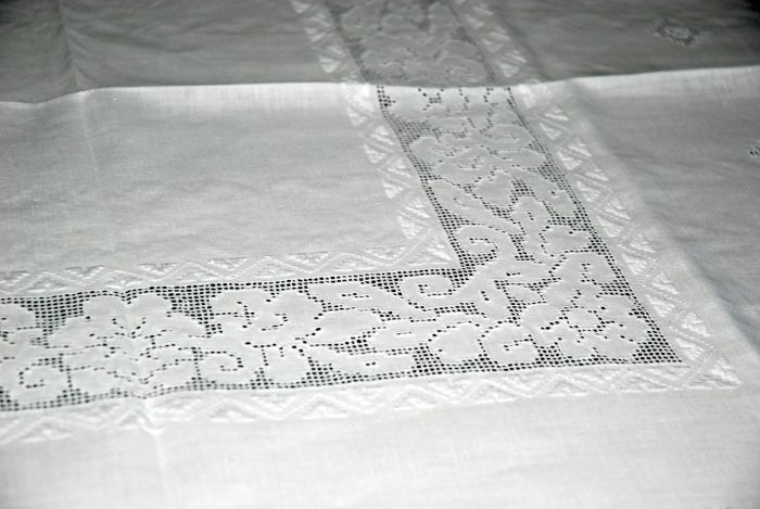 Handmade cutwork white tablecloth - Image 4