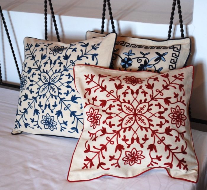Decorative cushion embroidered with traditional greek design - Image 4