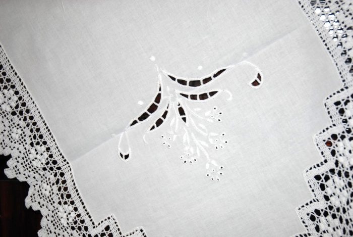 Set of 3 handmade cutwork white tablecloth - Image 4