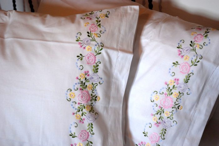 Handmade set of pillowcases embroidered with floral design - Image 3