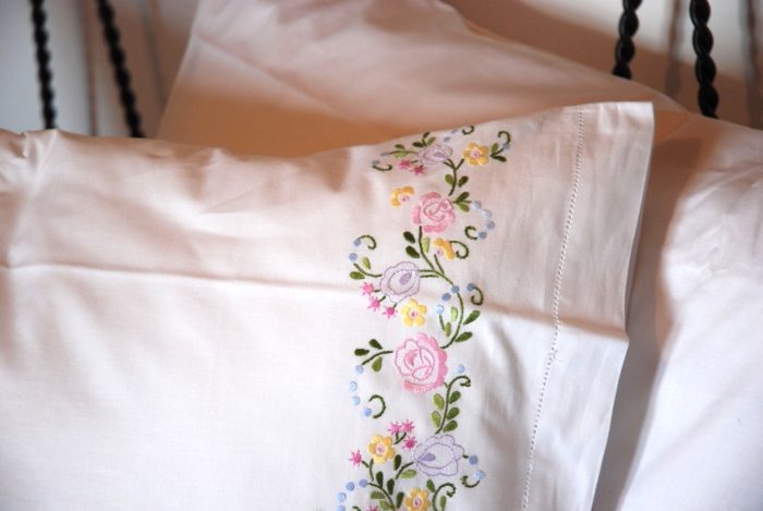 Handmade set of pillowcases embroidered with floral design - Image 4