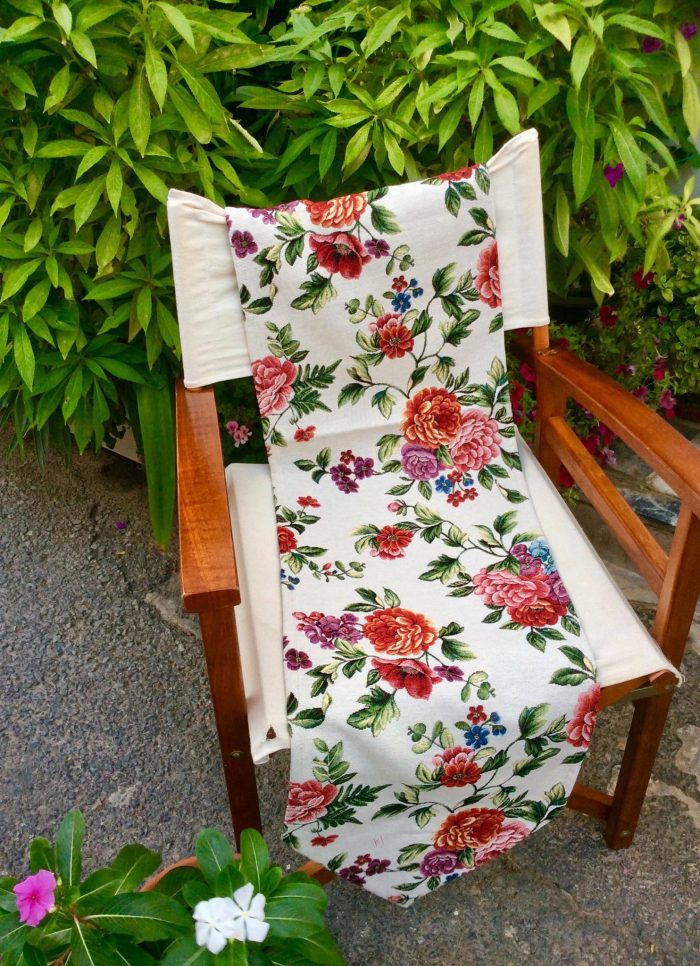 Decorative tableware with a traditional floral pattern - Image 3