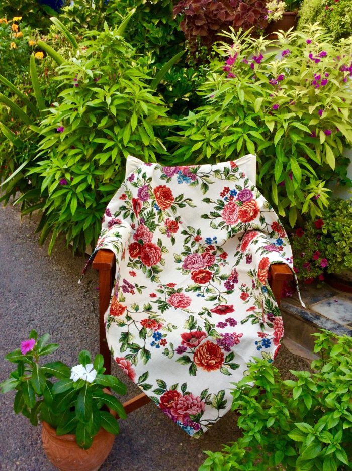 Decorative tableware with a traditional floral pattern - Image 4