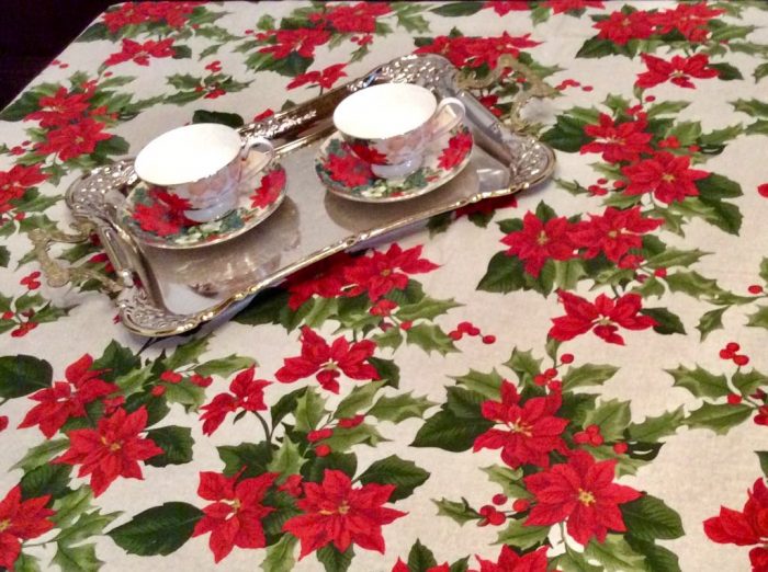 Christmas tablecloth with poinsettia design - Image 2