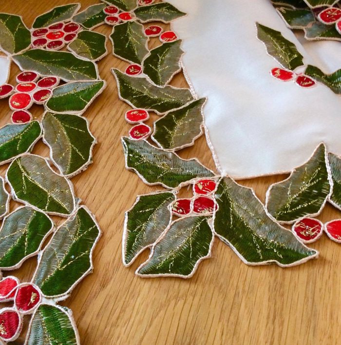 Christmas set of 3 embroidered table mats with cutwork - Image 2