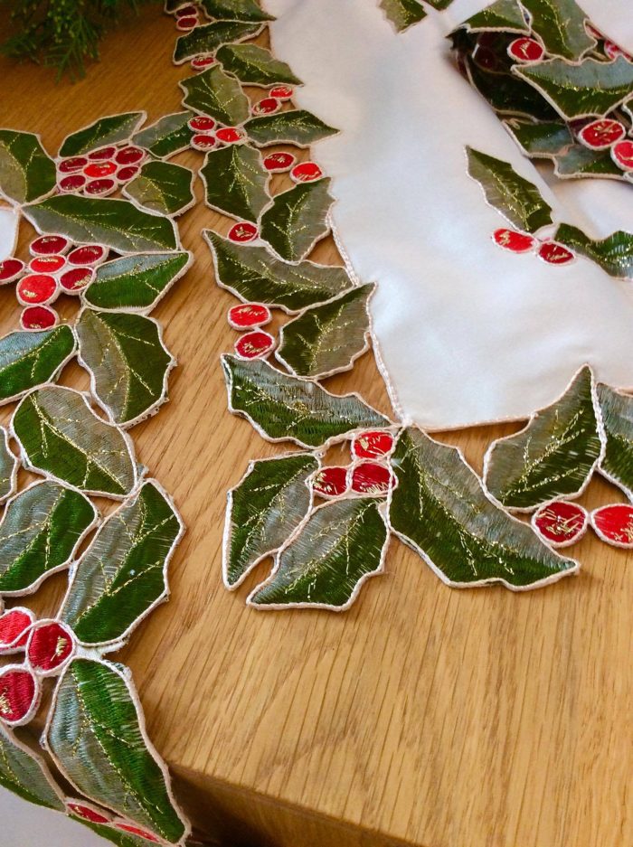 Christmas set of 3 embroidered table mats with cutwork - Image 6