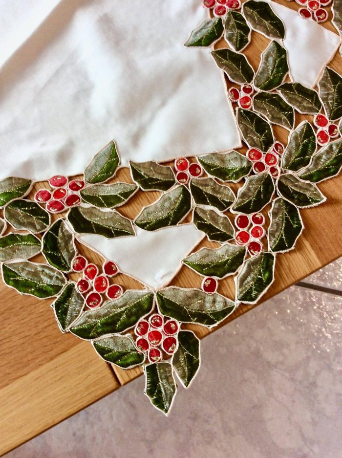 Christmas set of 3 embroidered table mats with cutwork - Image 5