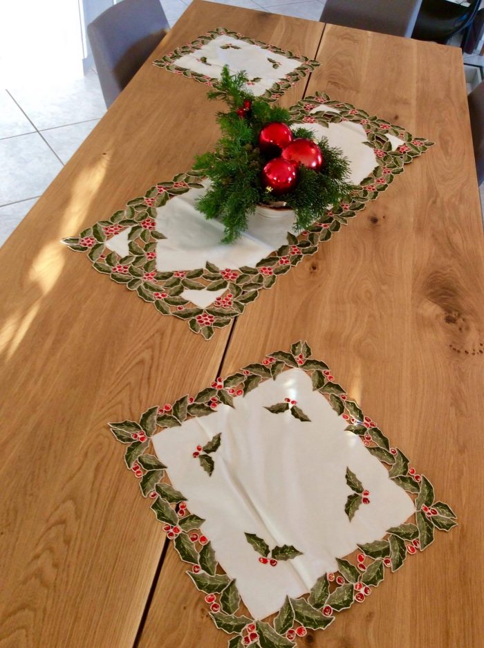 Christmas set of 3 embroidered table mats with cutwork - Image 4