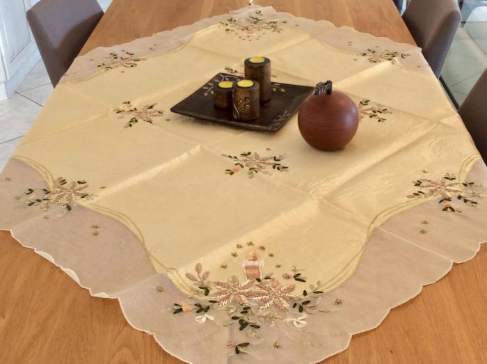 Square tablecloth hand embroidered with traditional greek design - Image 5