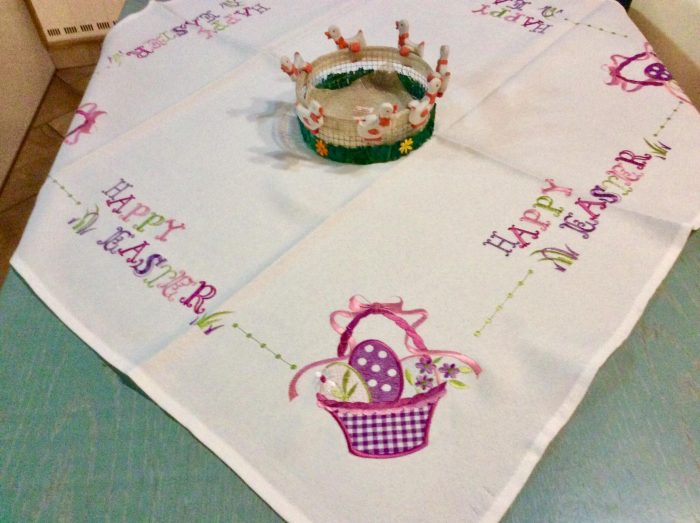 Tablecloth embroidered with easter designs - Image 3